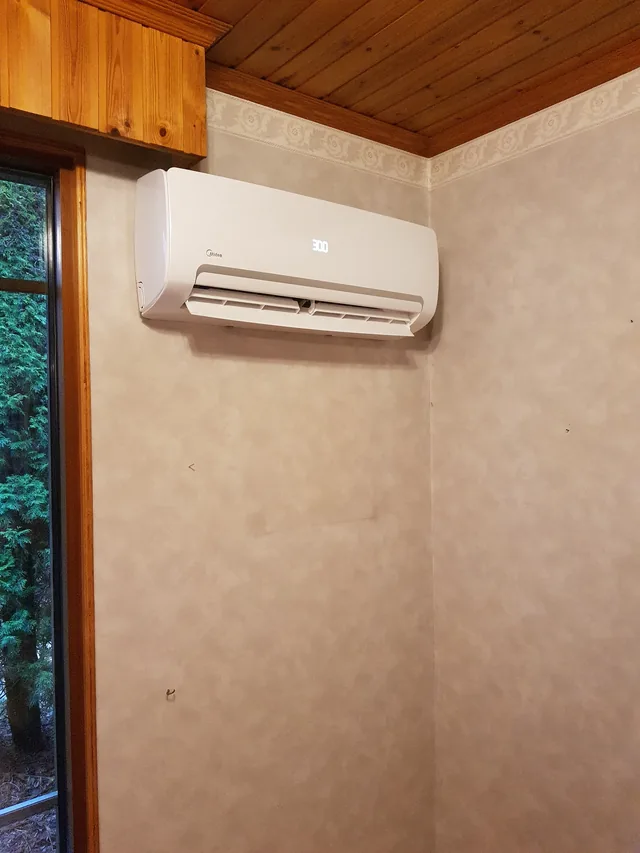 Midea-ilmalämpöpumpun sisäyksikkö vaalealla sisäseinällä.