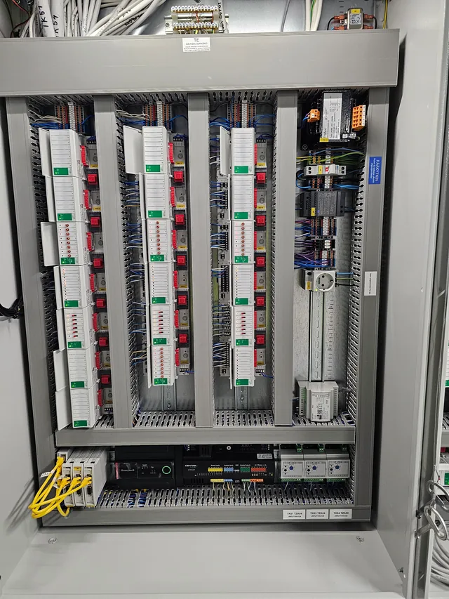 Honeywell Optimizer -automaation alakeskuksen ohjaimet ja johdotukset.